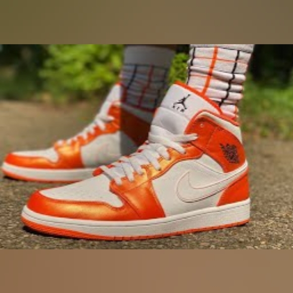 Nike Air Jordan 1 Mid GS Electro Orange - Picture 7 of 12